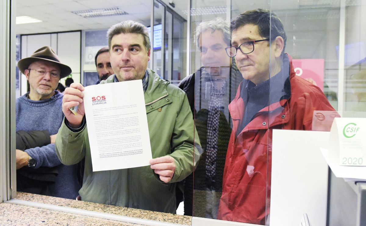 Integrantes da plataforma SOS Sanidade Pública no rexistro municipal