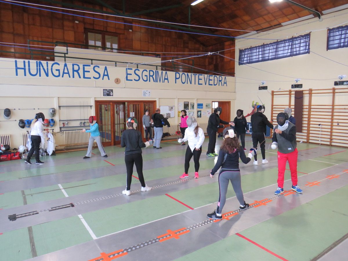 A Escola Hungaresa organiza unha xornada de esgrima a cegas
