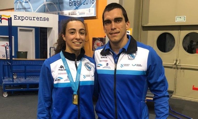 Lucía Ferrer, la gran triunfadora del campeonato, posa con su entrenador Santi Ferrer