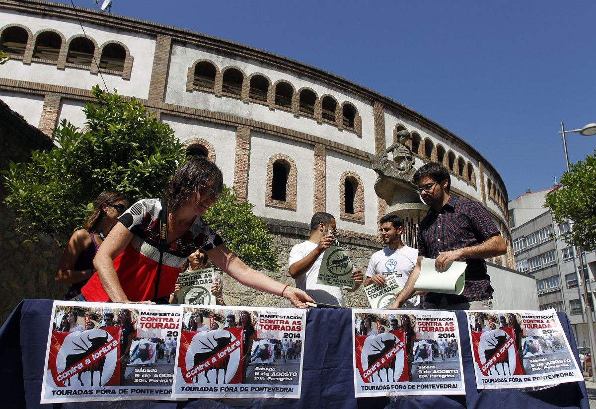 Miembros de la plataforma Touradas Fóra de Pontevedra ante la plaza de toros