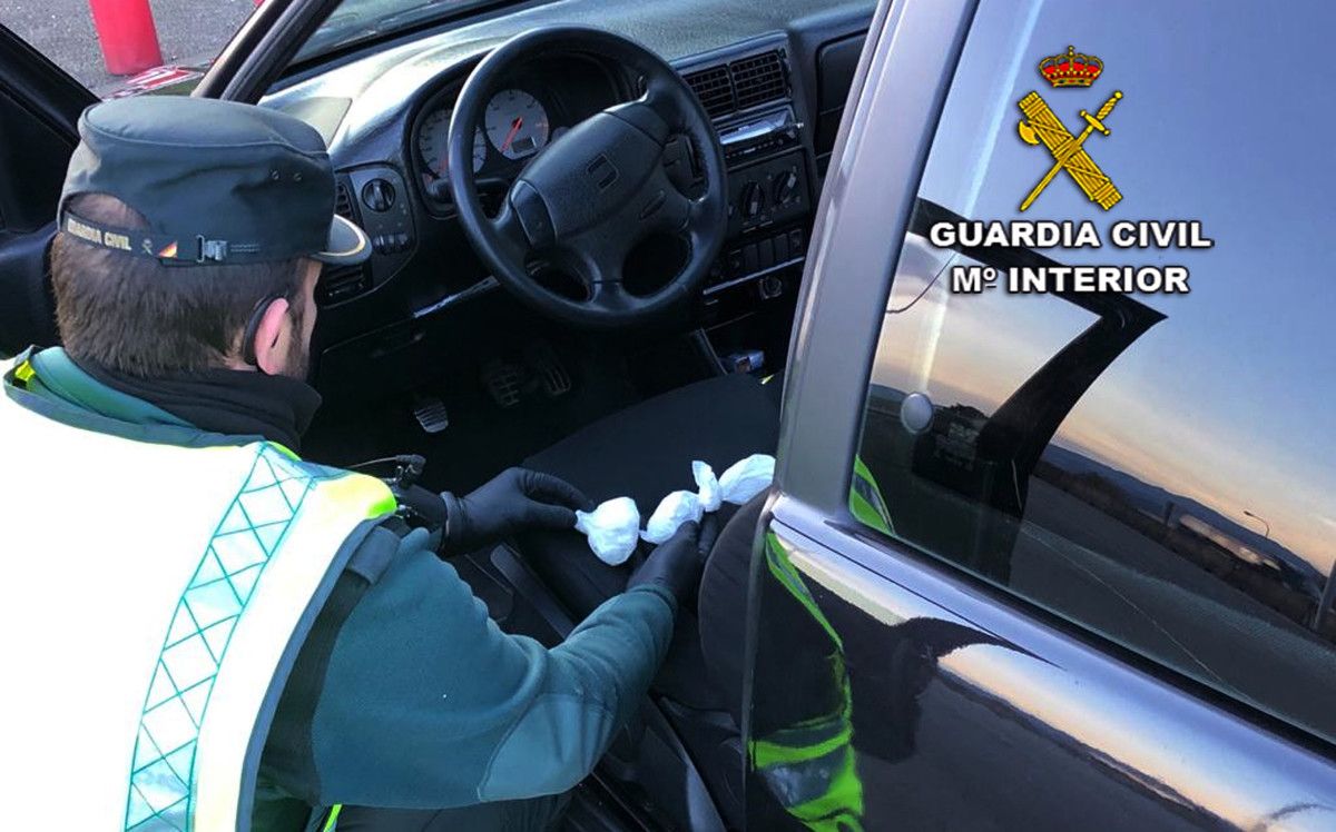 Los agentes sorprendieron a un conductor con estupefacientes en un control de carretera