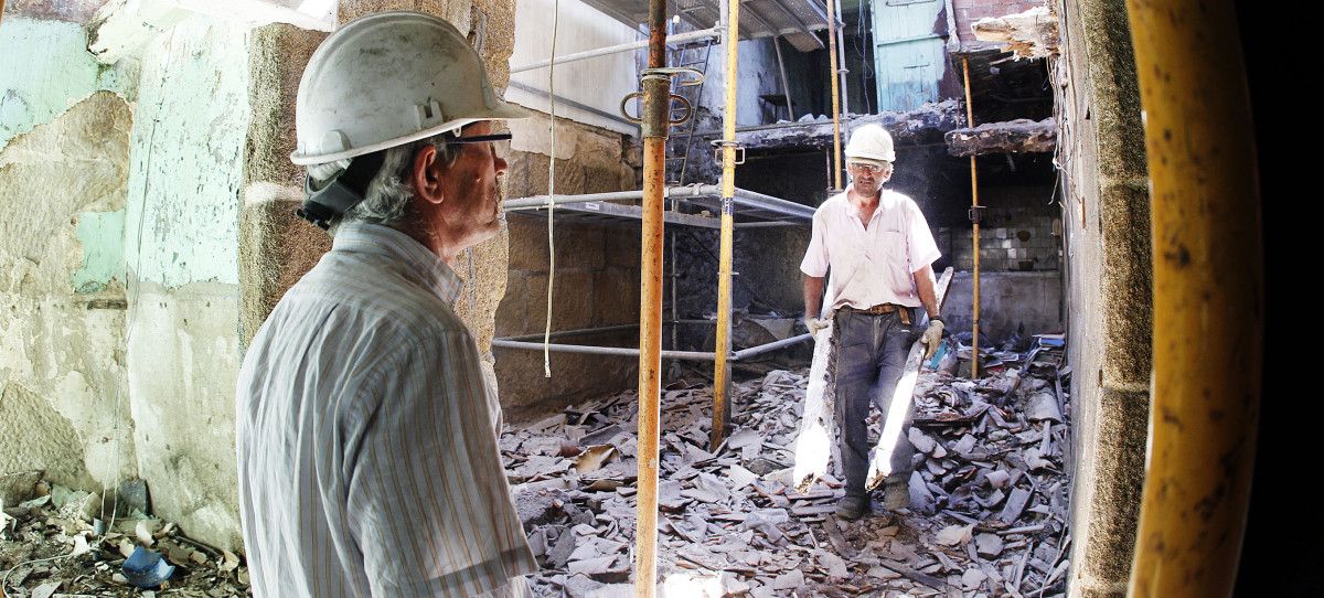 Traballos para baleirar un edificio en ruínas na praza da Verdura 