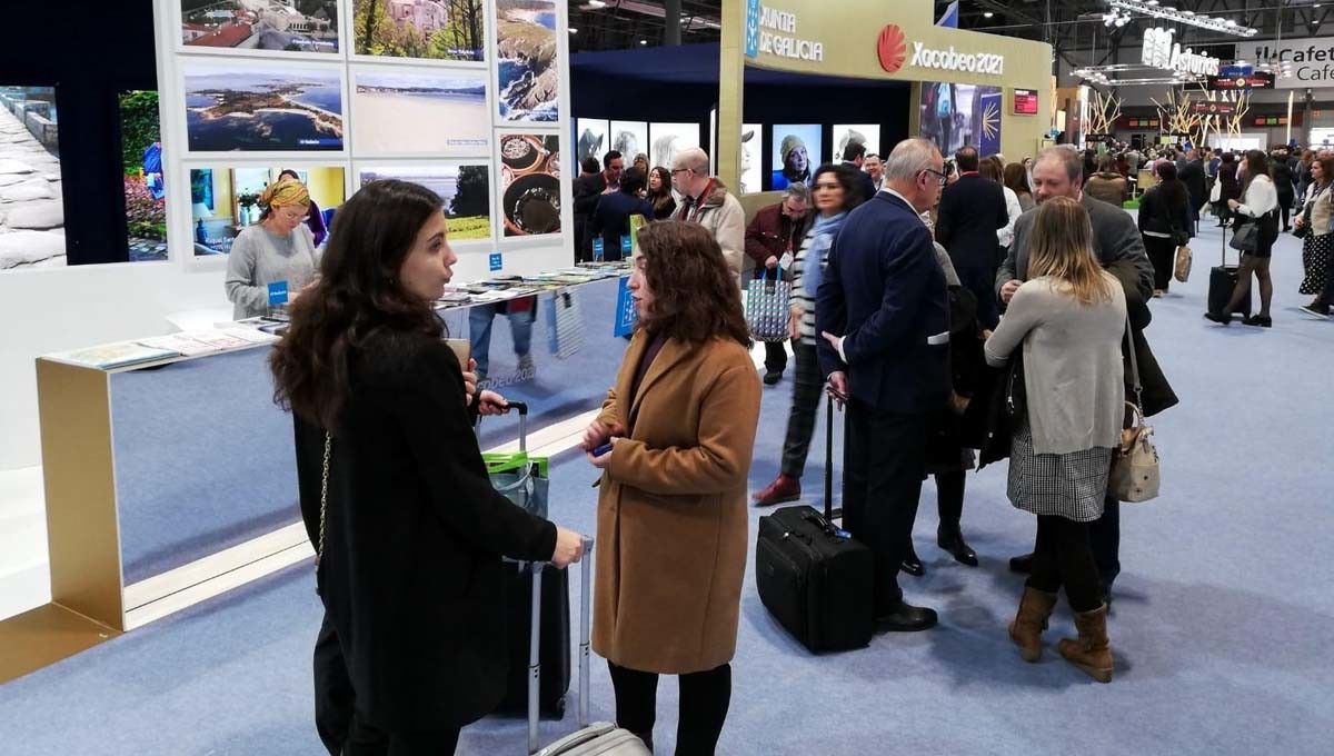 Asistentes a FITUR ante el stand de Galicia