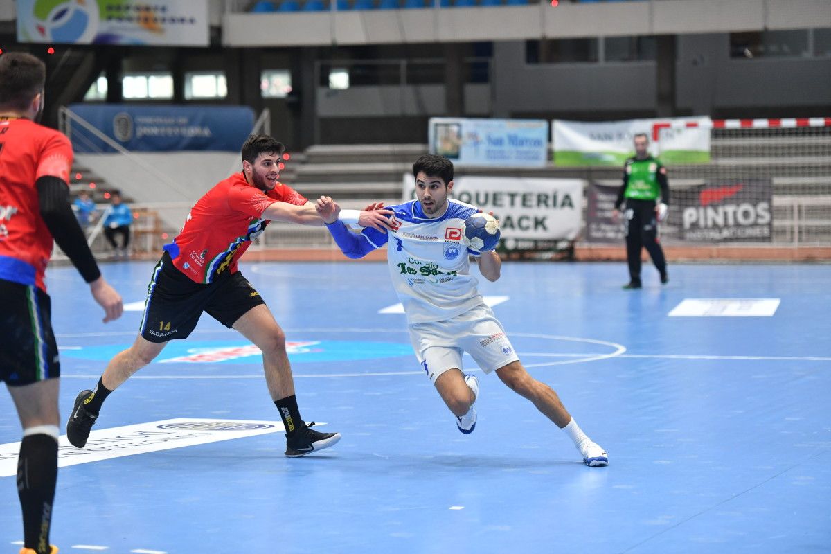 Álex Chan en el partido entre Cisne y Atlético Novás en el Pabellón Municipal