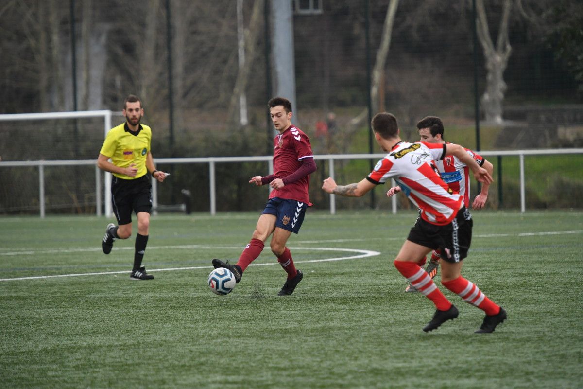 Partido de liga entre Pontevedra B y Céltiga en A Xunqueira
