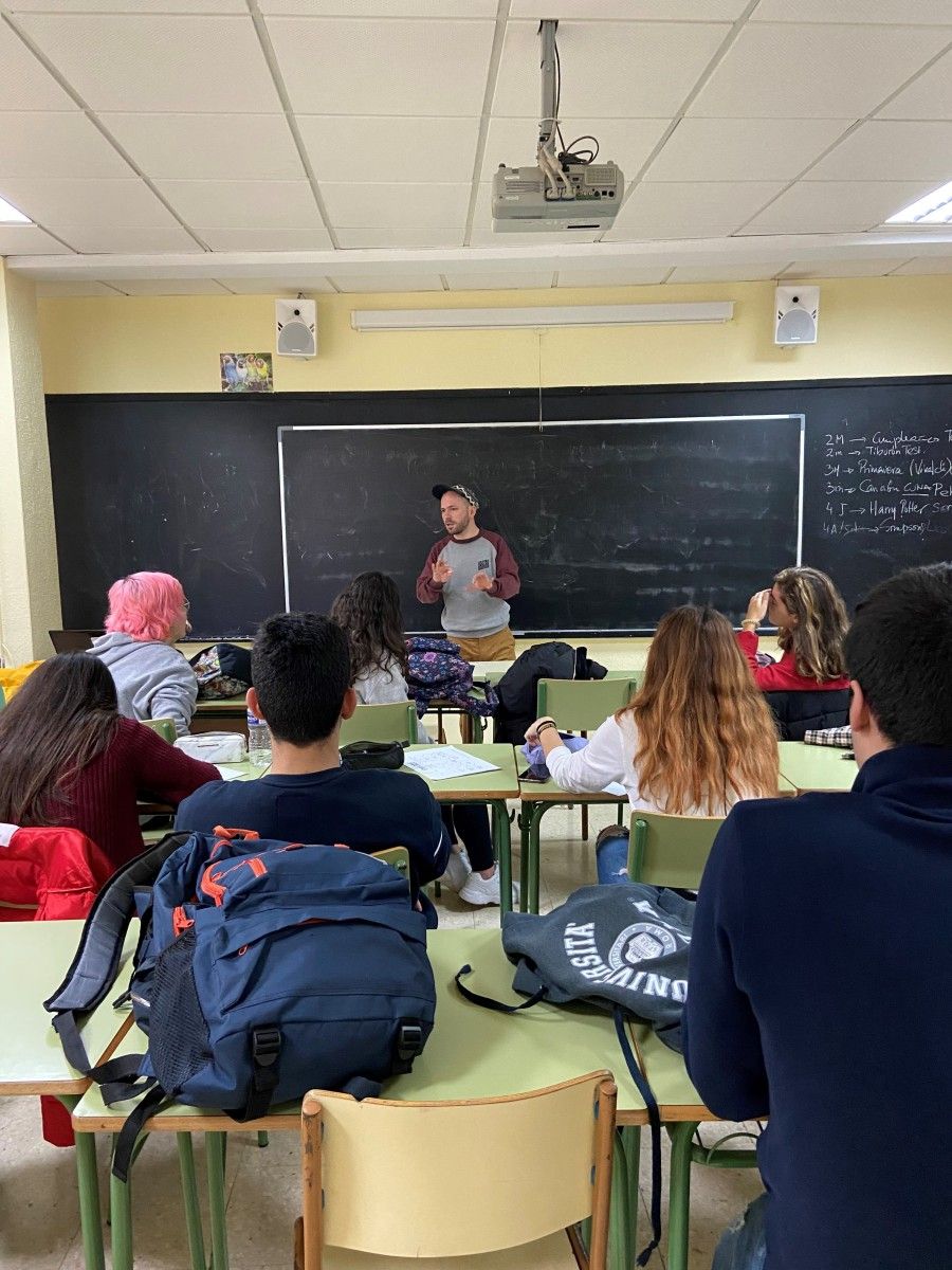 El rapero García MC con el alumnado del CEIP Frei Martín Sarmiento