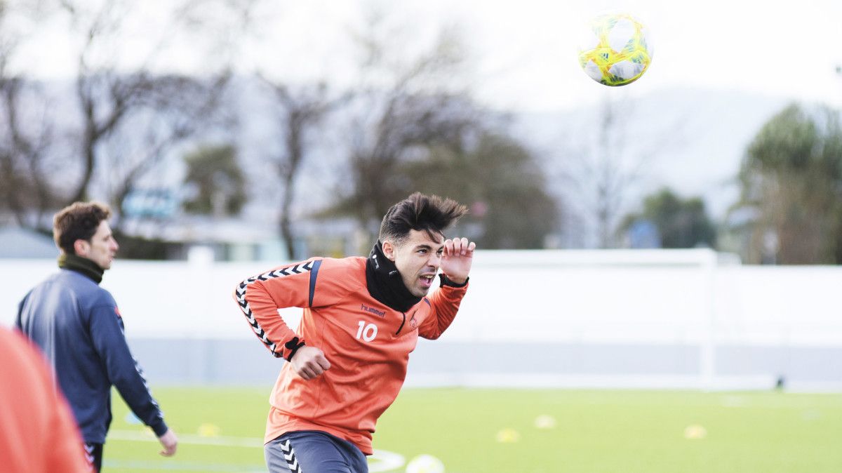 Álvaro Bustos en un entrenamiento con el Pontevedra en A Seca, en Poio