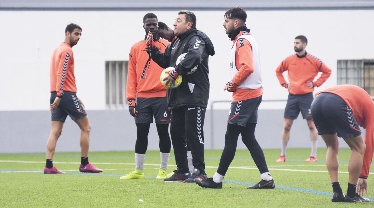 Javi Pazos, detrás de Carlos Pouso, en un entrenamiento del Pontevedra