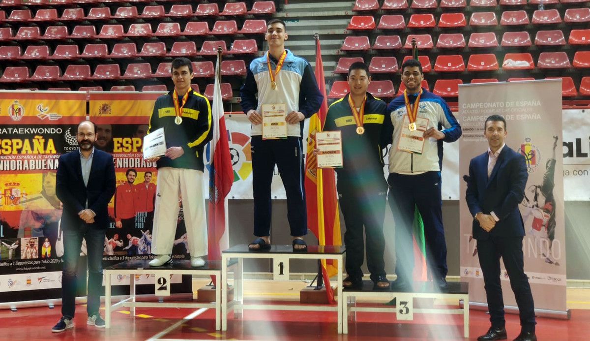 Iván García (centro) en el podio del Campeonato de España de Taekwondo