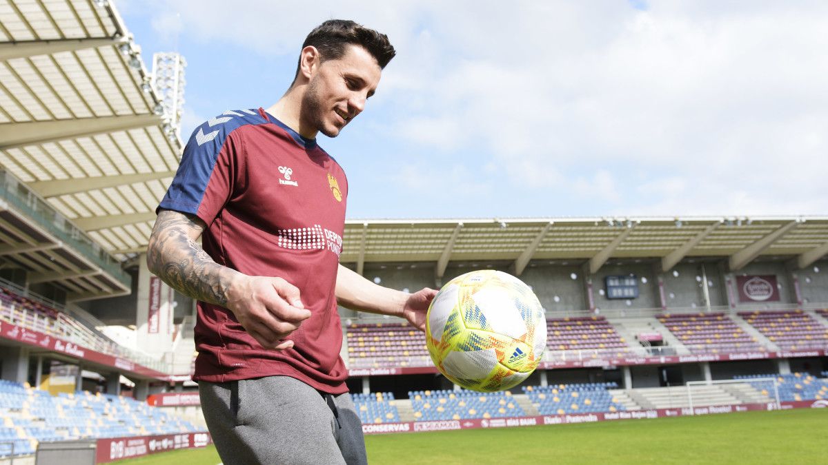 Adrián Cruz posa en el césped del Estadio Municipal de Pasarón