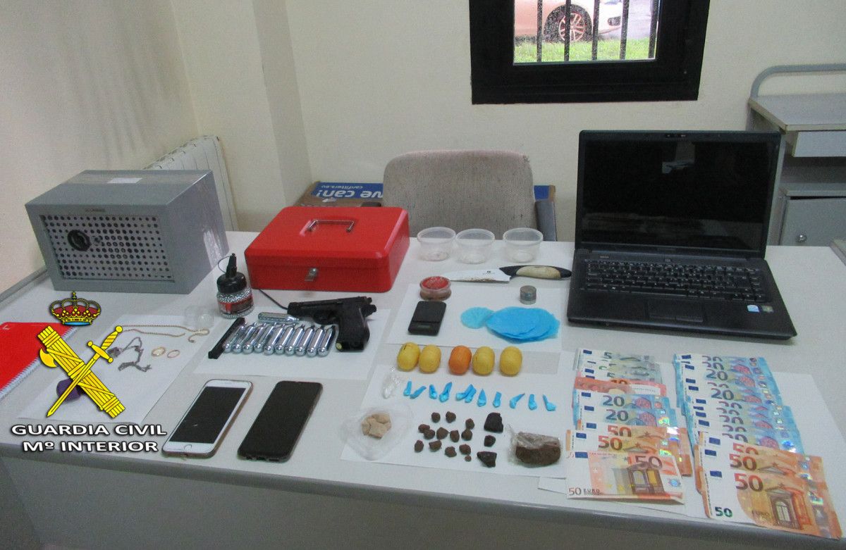 Material confiscado no punto de venda de droga desartellado no Grove