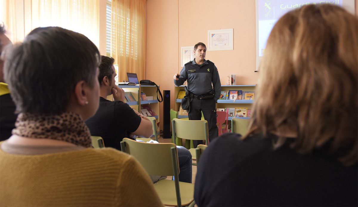 Charla del guardia civil Javier Cancelas en el CEIP Plurilingüe Montemogos de Bueu