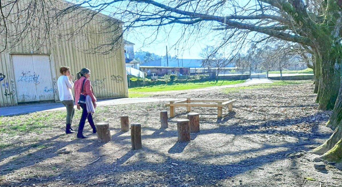 La alcaldesa de Moraña, Luísa Piñeiro, visita las obras del patio del colegio CPI Santa Lucía