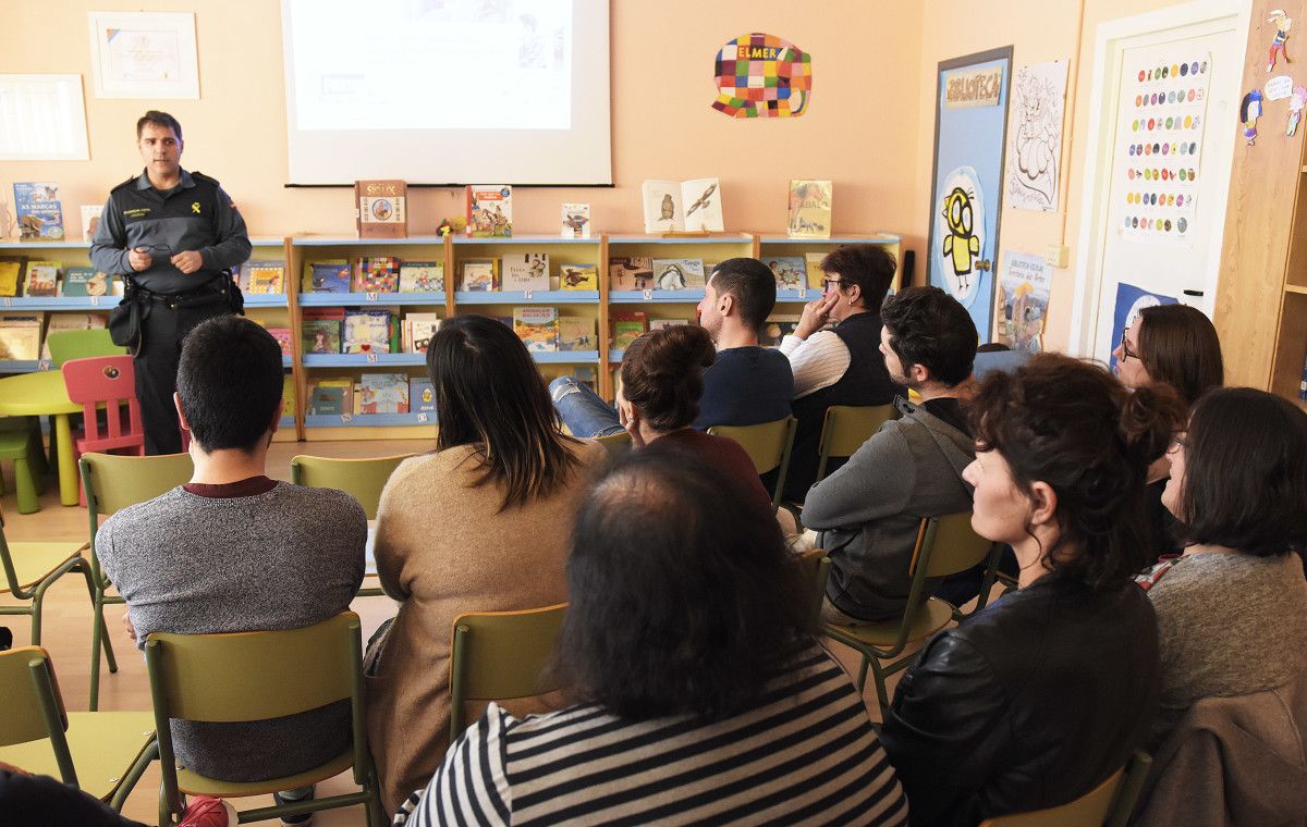 Charla del guardia civil Javier Cancelas en el CEIP Plurilingüe Montemogos de Bueu