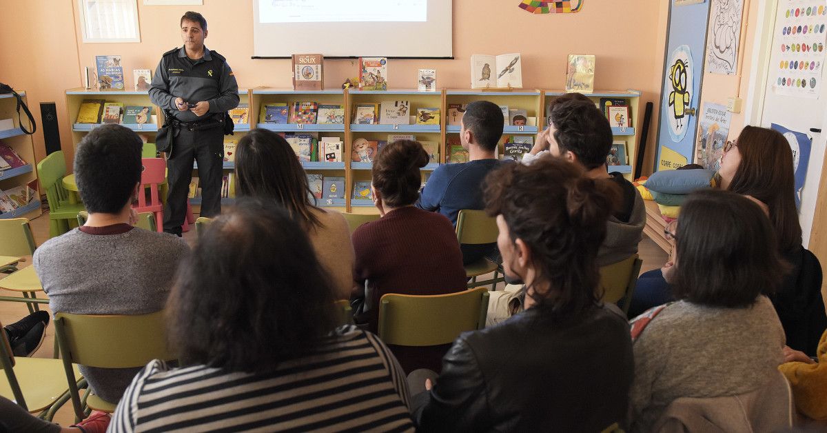 Charla del guardia civil Javier Cancelas en el CEIP Plurilingüe Montemogos de Bueu