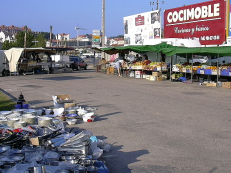O  Concello de Sanxenxo perseguirá aos vendedores que deixen neste estado o recinto do mercadillo