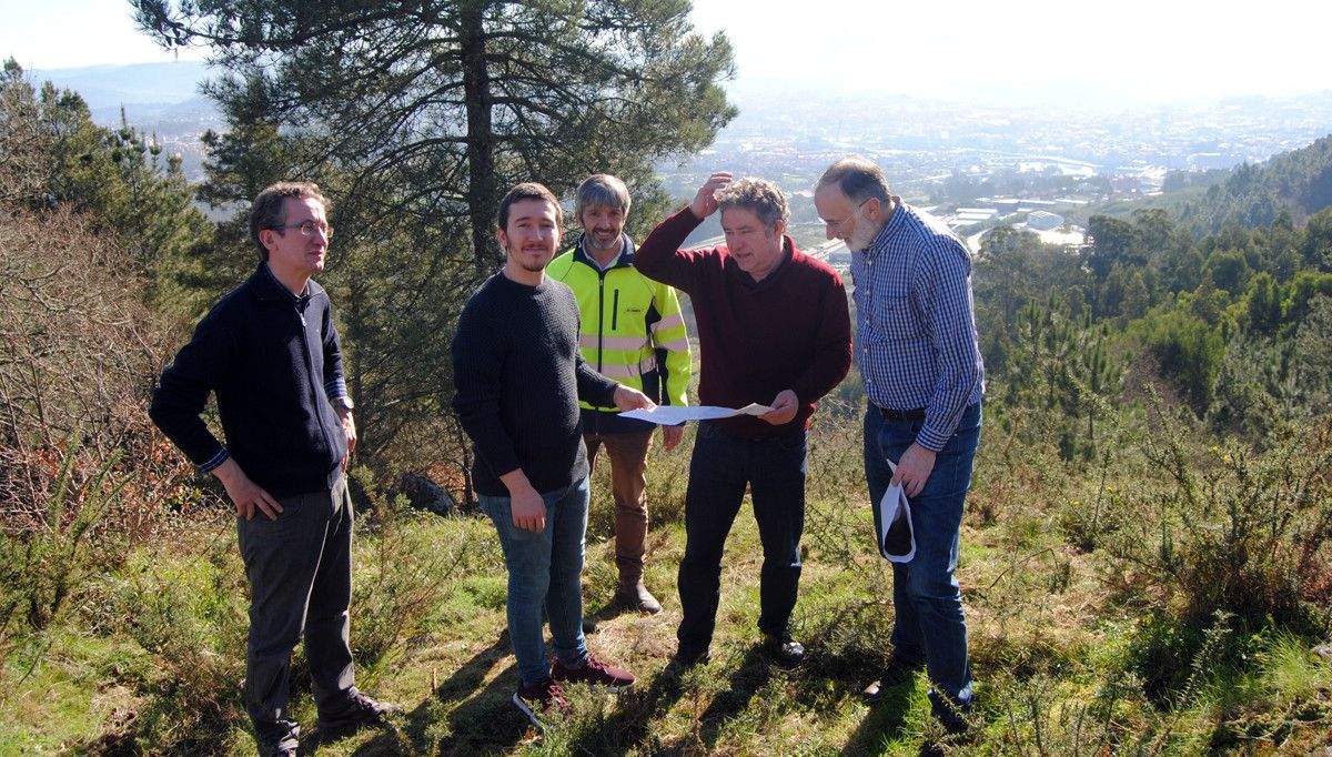 Visita de las autoridades a los terrenos del parque forestal de A Tomba