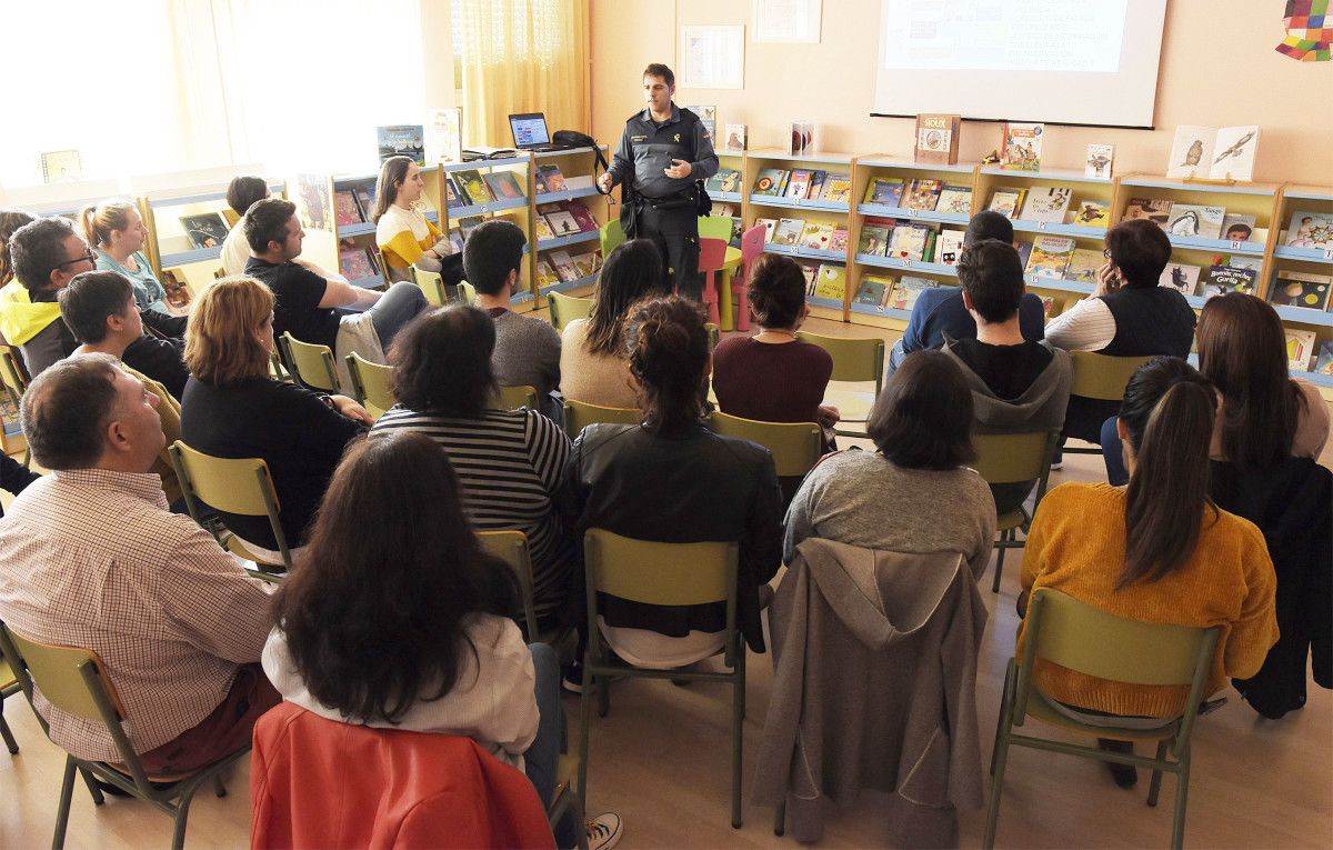 Charla do garda civil Javier Cancelas no CEIP Plurilingüe Montemogos de Bueu