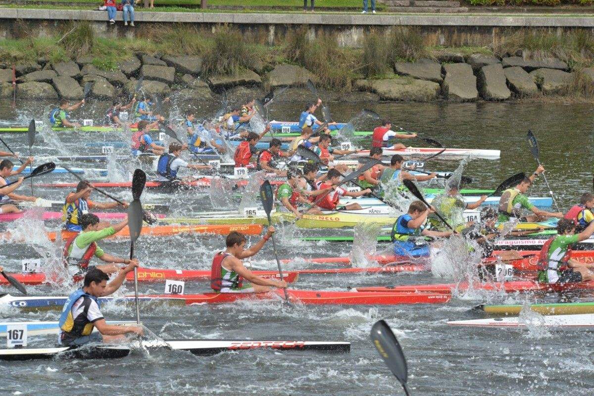 Participantes en la Copa de España de piragüismo Maratón en el río Lérez