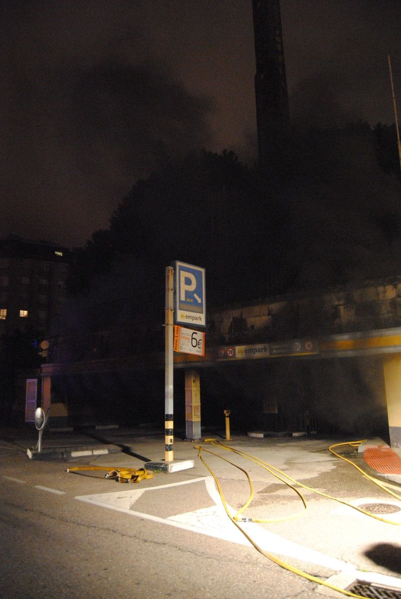 Humo que salía del parking de Montero Ríos por el incendio de un coche
