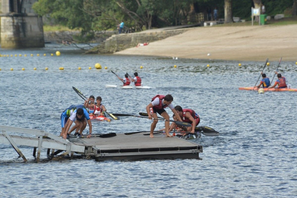 Participantes na Copa de España de piragüismo Maratón no río Lérez