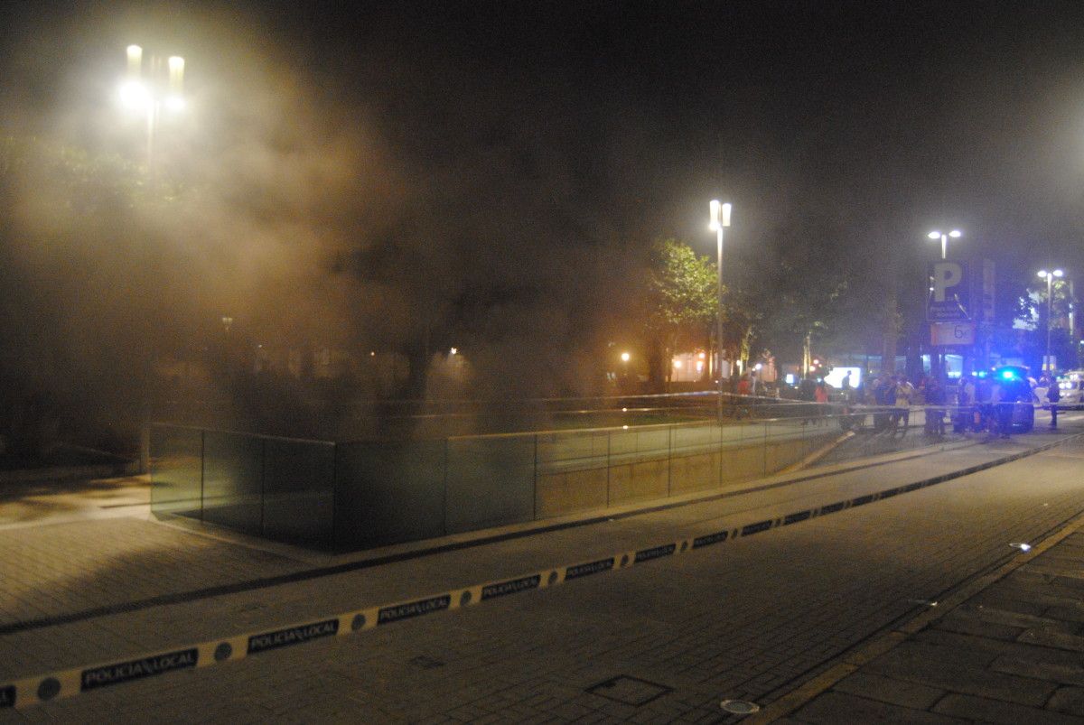 Humo que salía del parking de Plaza de España por el incendio de un coche