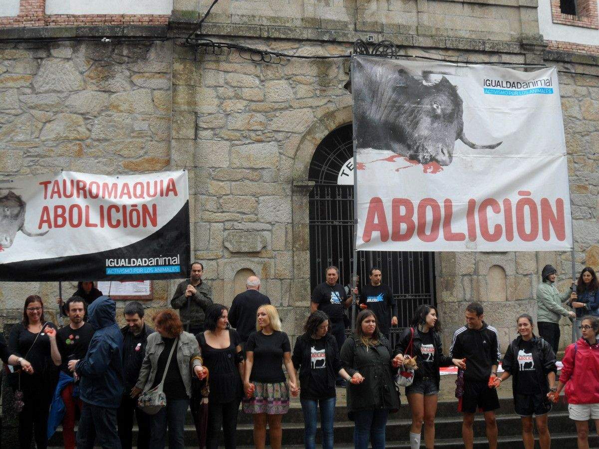 Cadena humana contra las corridas de toros en Pontevedra