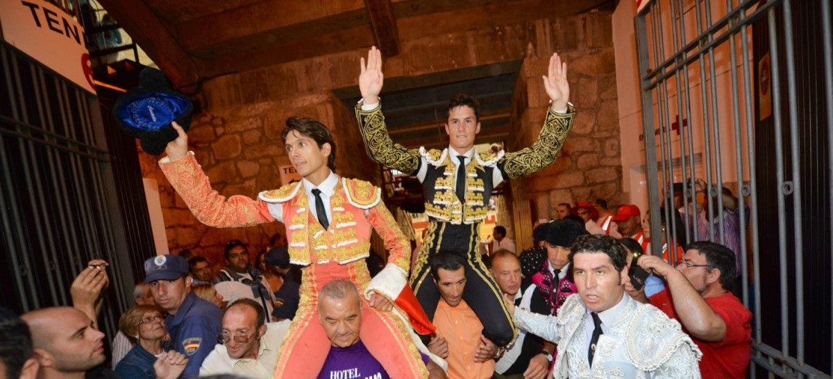 Luque e Castella saen a ombros pola porta grande