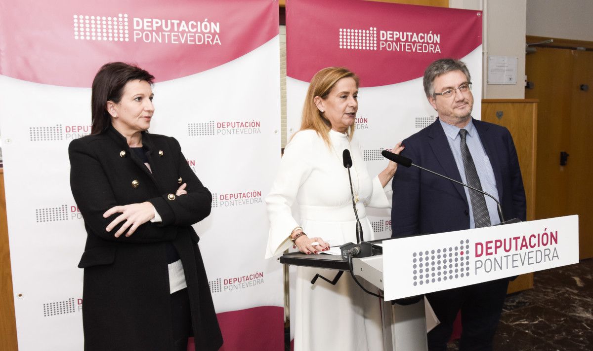 Carmela Silva junto a Noemí Outeda y Manuel García Cendón