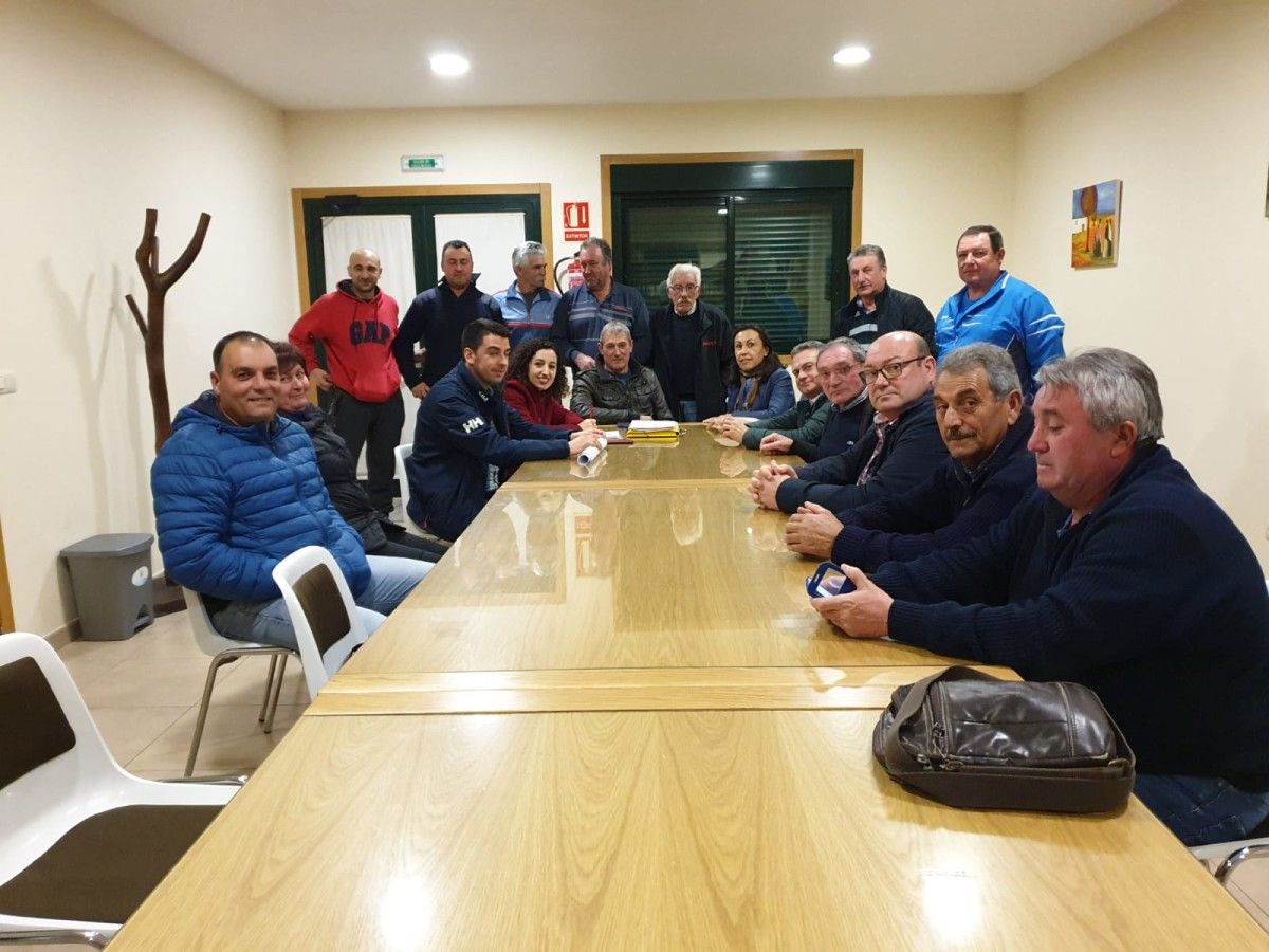 El gobierno local de Marín se reúne con los comuneros de Ardán para tratar los problemas de la depuradora