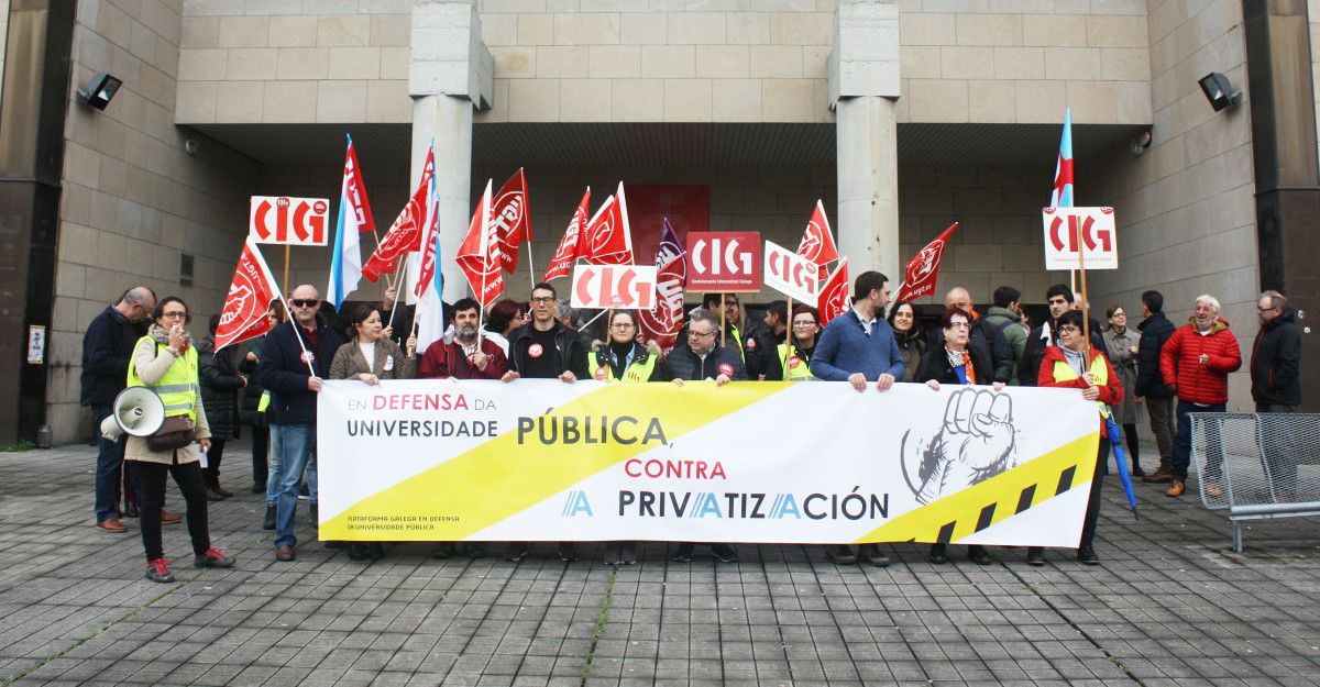 Os membros da Plataforma Galega en defensa da Universidade Pública protestan diante da facultade de CCSS