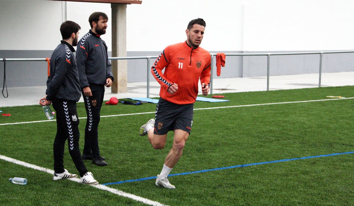 Adrián Cruz adestrando en solitario no campo da Seca