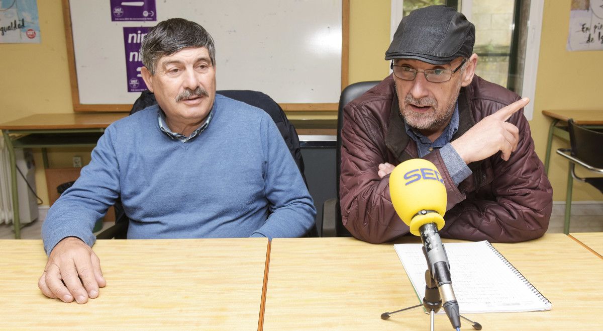 Manuel Ángel Dopazo, secretario comarcal de Unións Agrarias en Rías Baixas; y Javier Iglesias, delegado de Unións Agrarias; en la sede de UGT en Pontevedra