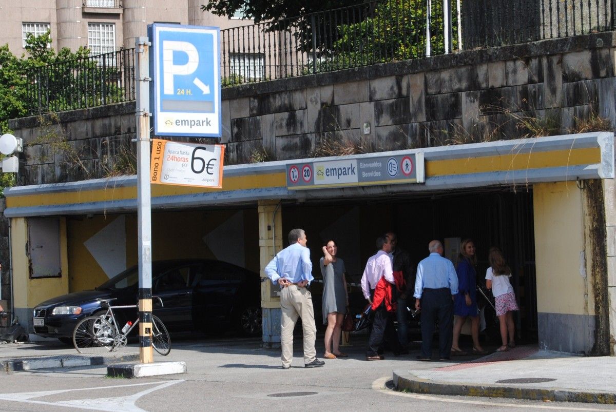 Gente haciendo cola en la entrada del parking de Montero Ríos para retirar su vehículo