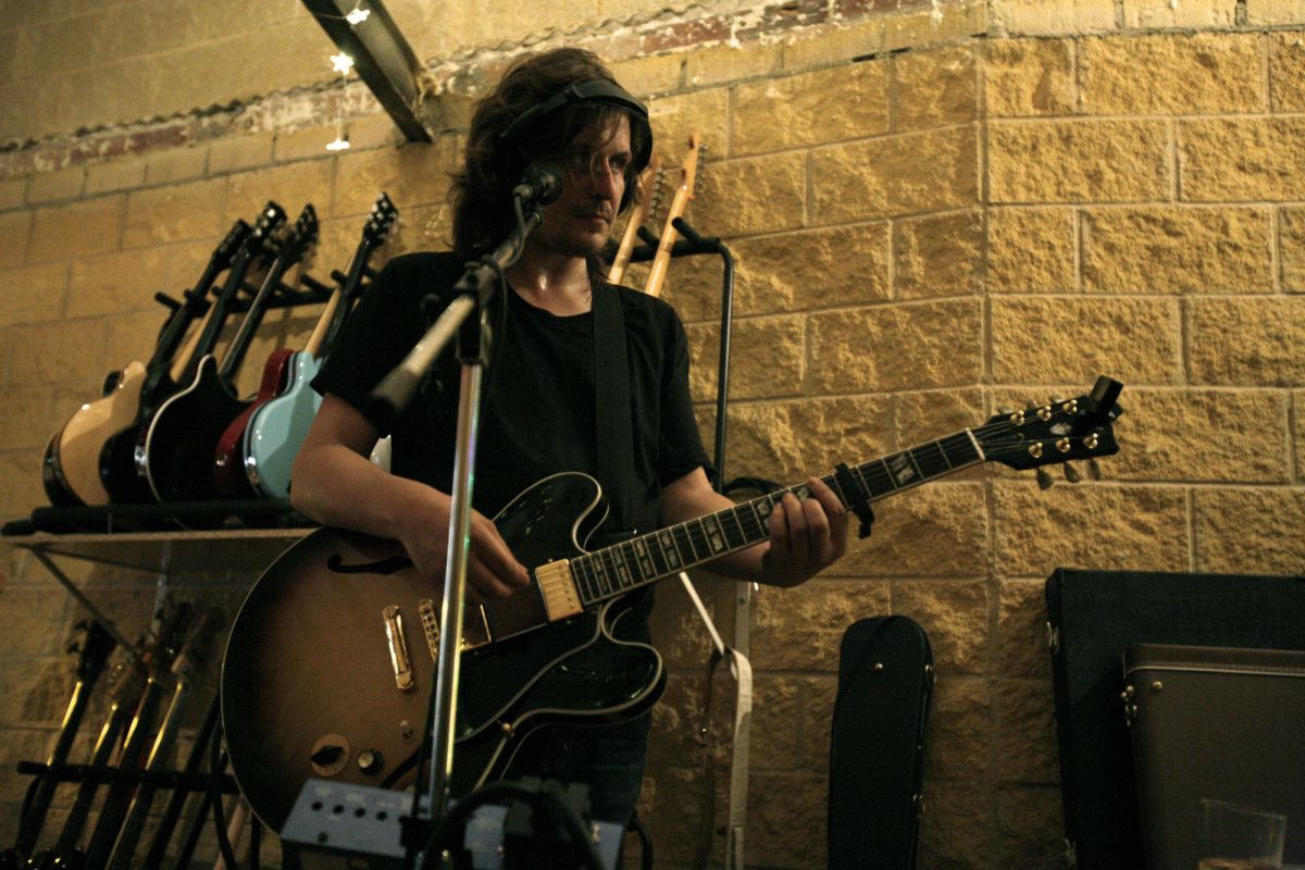 Nacho Vegas tocando a guitarra
