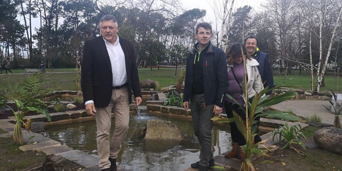 O alcalde Telmo Martín observa o novo aspecto do parque de Punta  Vicaño logo da construción dun estanque
