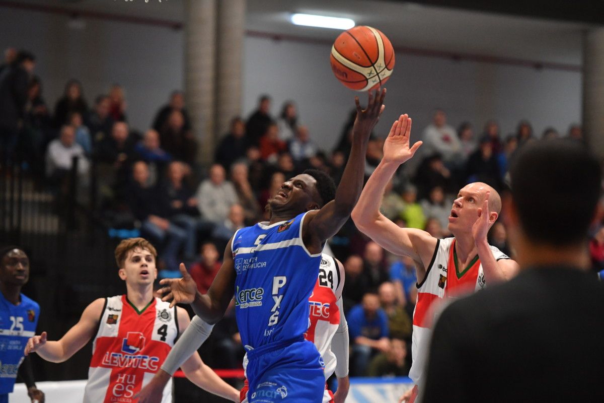 Tai Badmus en el partido entre Peixe Galego y Huesca