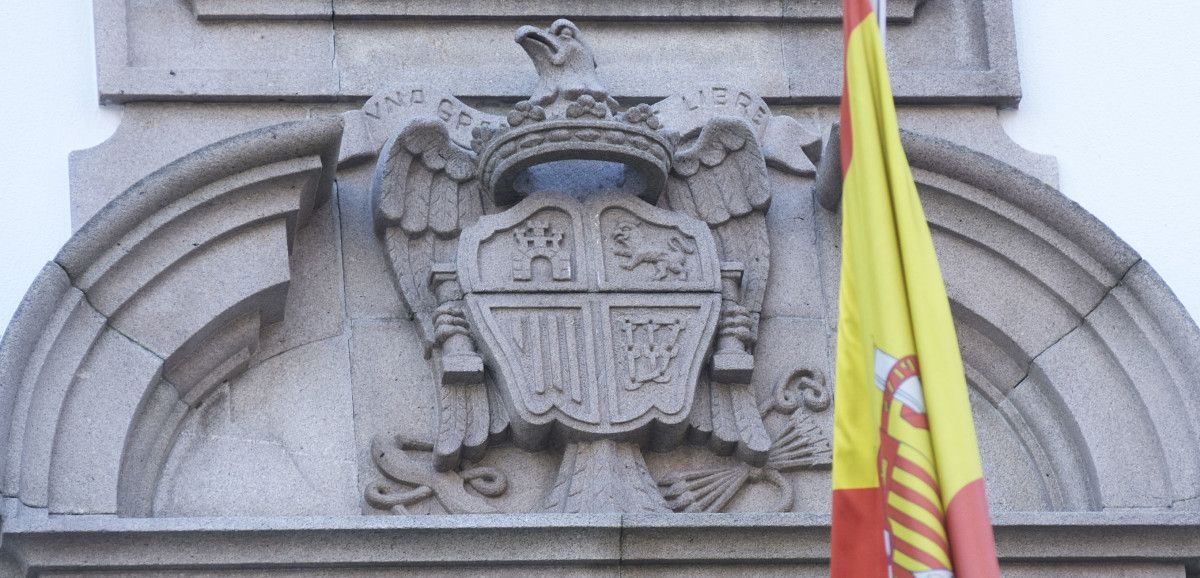 Escudo franquista en la fachada de la Audiencia Provincial