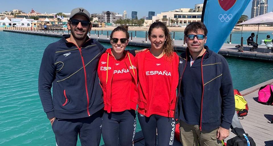 María Vilas (segunda pola esquerda) en Doha para participar nas World Series de augas abertas