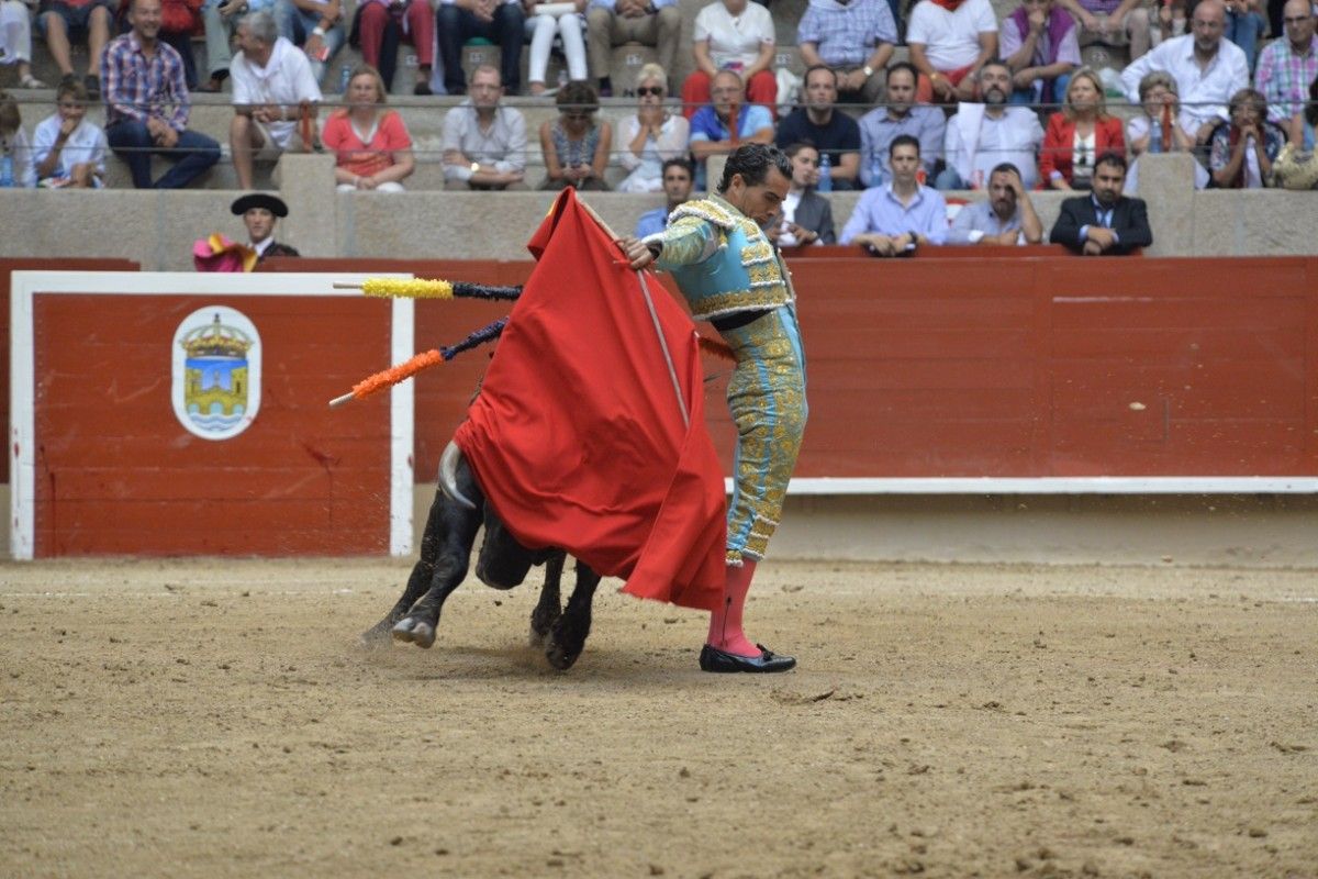 Iván Fandiño dá un pase polas costas