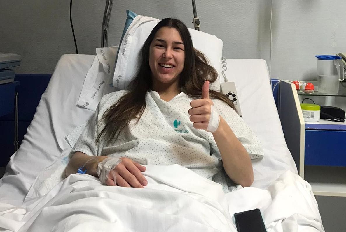 Clara, xogadora do Poio Pescamar, tras ser operada do xeonllo