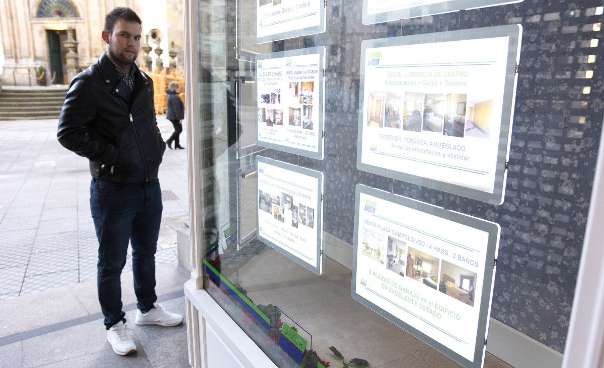 Unha persoa consultando ofertas de pisos en aluguer en Pontevedra