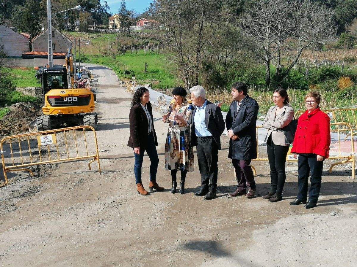 Visita de Carmela Silva a la carretera de Campelo