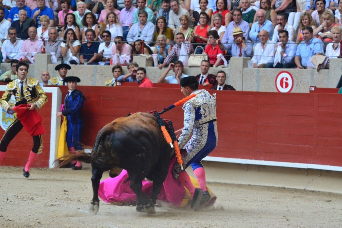 Momento en que el toro cornea en la pierna al banderillero Joselito Gutiérrez
