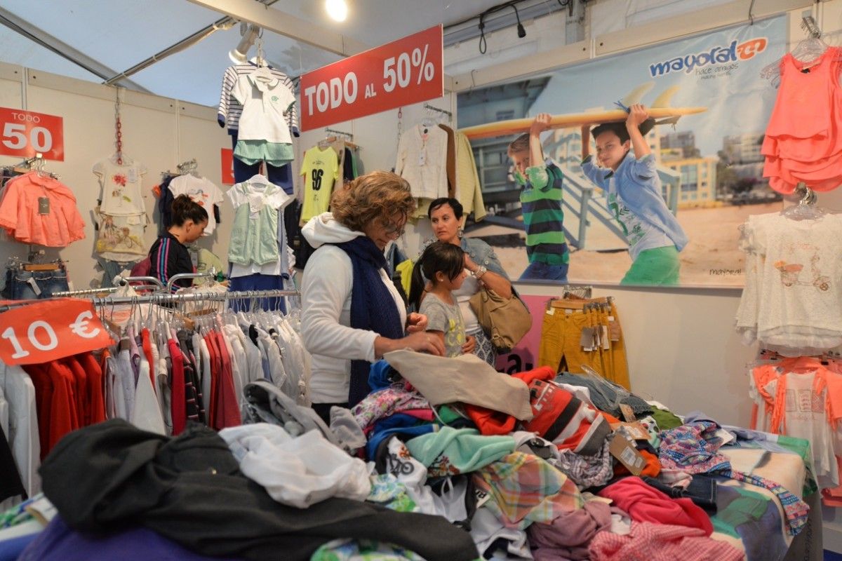 Asistentes a la octava edición de la feria de oportunidades SaldoMarín