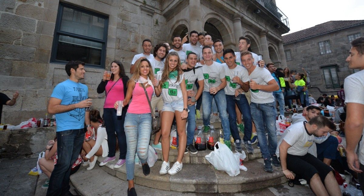 Celebraciones de peñas en el primer fin de semana de feria taurina en las calles de Pontevedra
