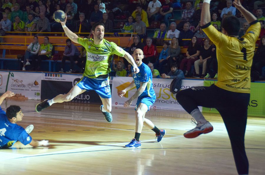 Partido entre BM Zamora y Teucro en el Pabellón Ángel Nieto