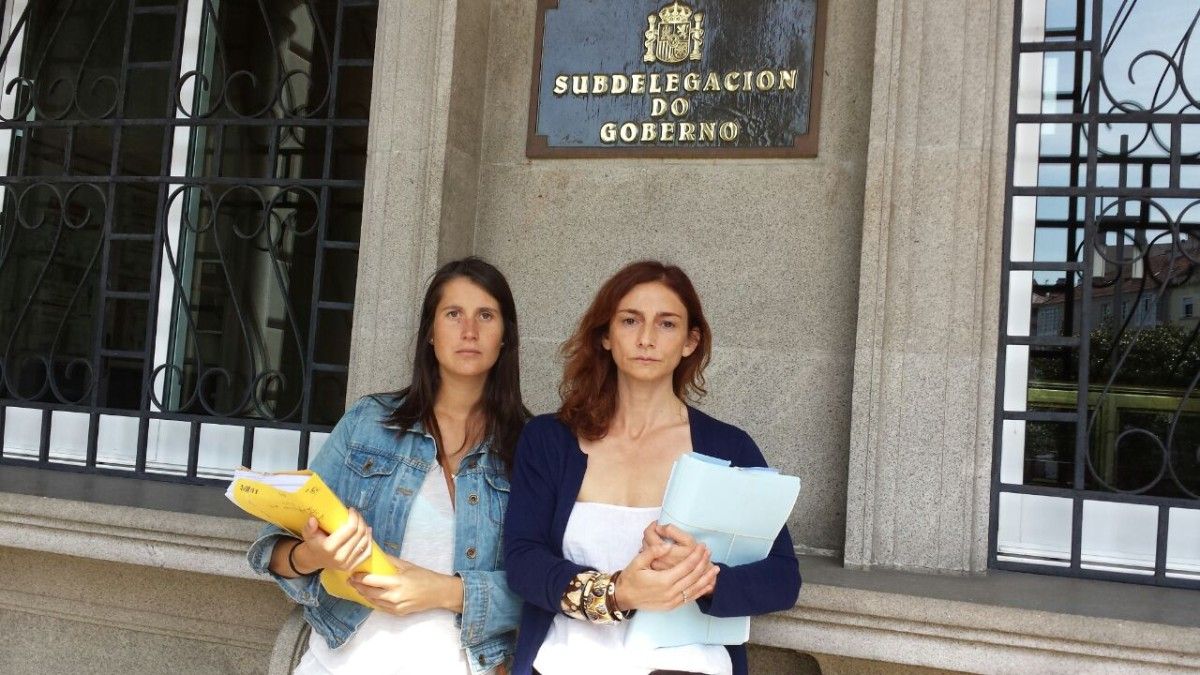 Ana e Tamara entregando máis sinaturas de apoio na Subdelegación do Goberno