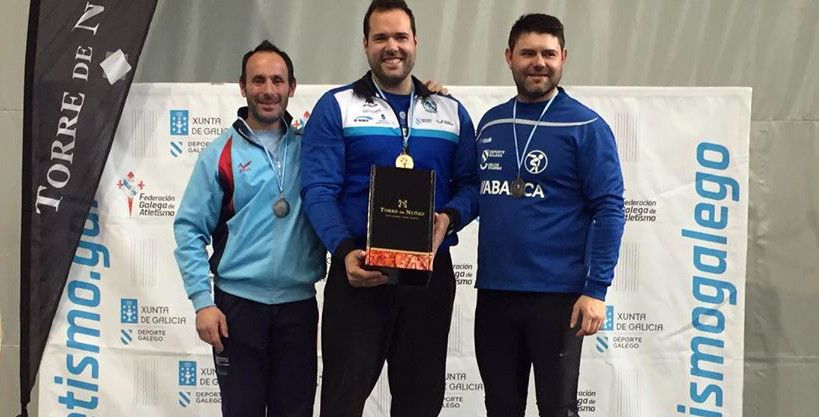 Víctor Gallego (centro), no podio do Campionato Galego en Pista Cuberta
