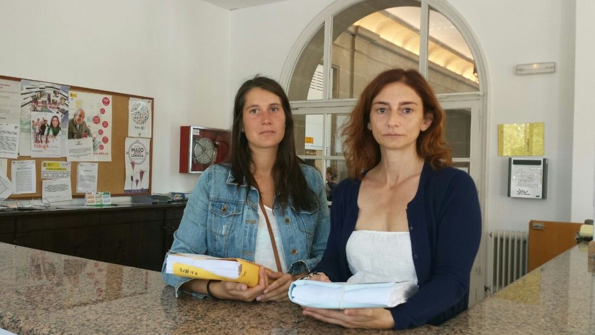 Ana e Tamara entregando máis sinaturas de apoio na Subdelegación do Goberno